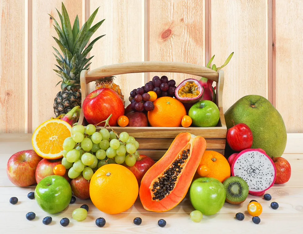 Canasta con frutas frescas
