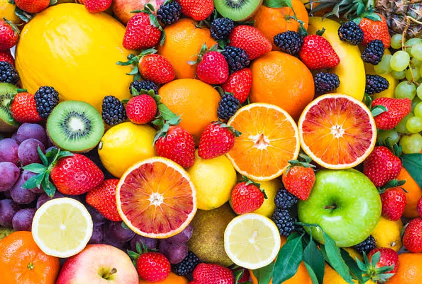 Fresas, naranjas, limones y zarzamoras frescas