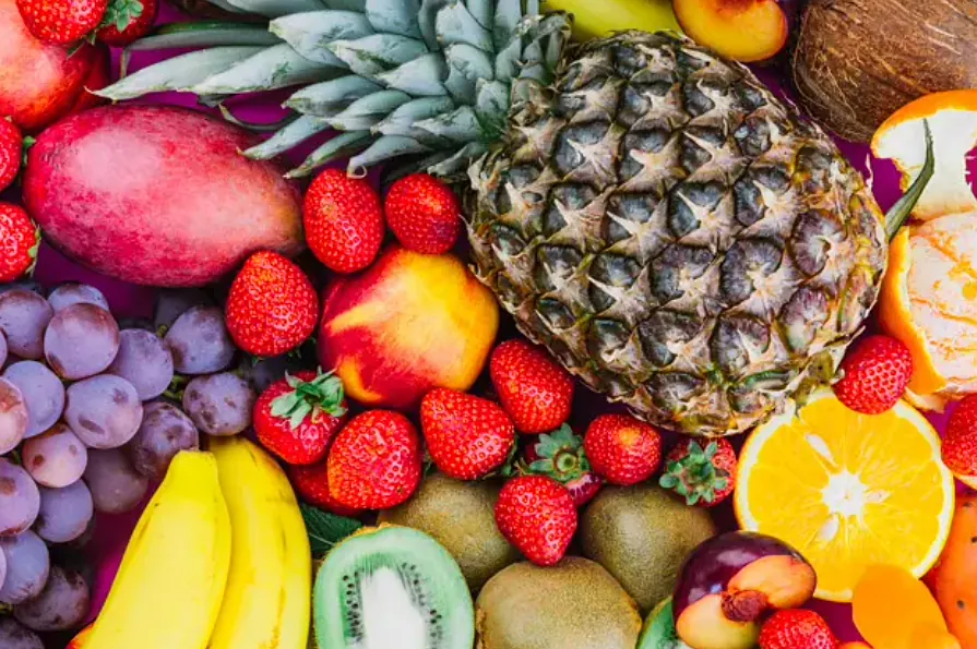 Piña, fresas, mango, uvas y otras frutas frescas